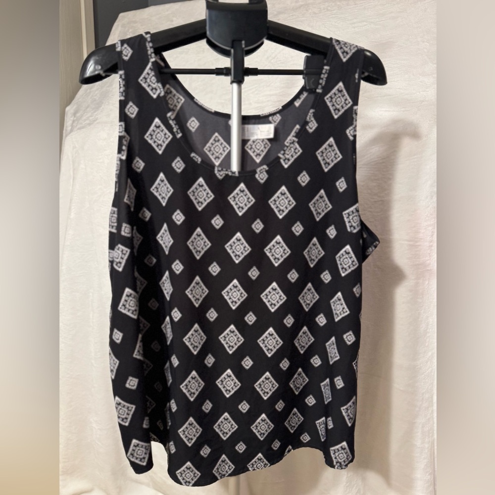 Time and Tru Black and White Geometric Top